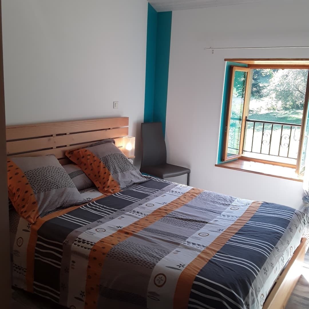 2 habitaciones y tabla de planchar con plancha 