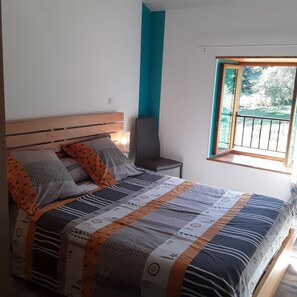 2 bedrooms, iron/ironing board - charming little house (Thiolières)