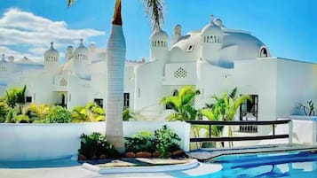 Una piscina al aire libre, una piscina climatizada