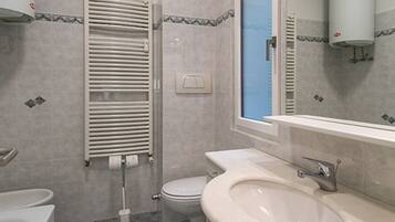 Combinazione doccia/vasca, asciugacapelli, bidet, asciugamani