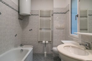 Ensemble baignoire-douche, séchoir à cheveux, bidet, serviettes fournies