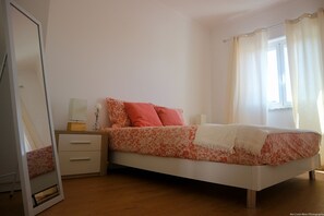 2 chambres, fer et planche à repasser, Wi-Fi, draps fournis