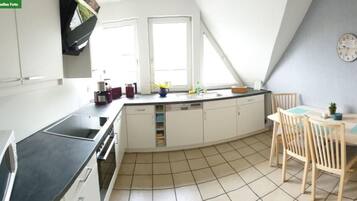Kühlschrank, Mikrowelle, Herdplatte, Geschirrspüler