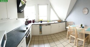 Een koelkast, een microgolfoven, een kookplaat, een vaatwasser