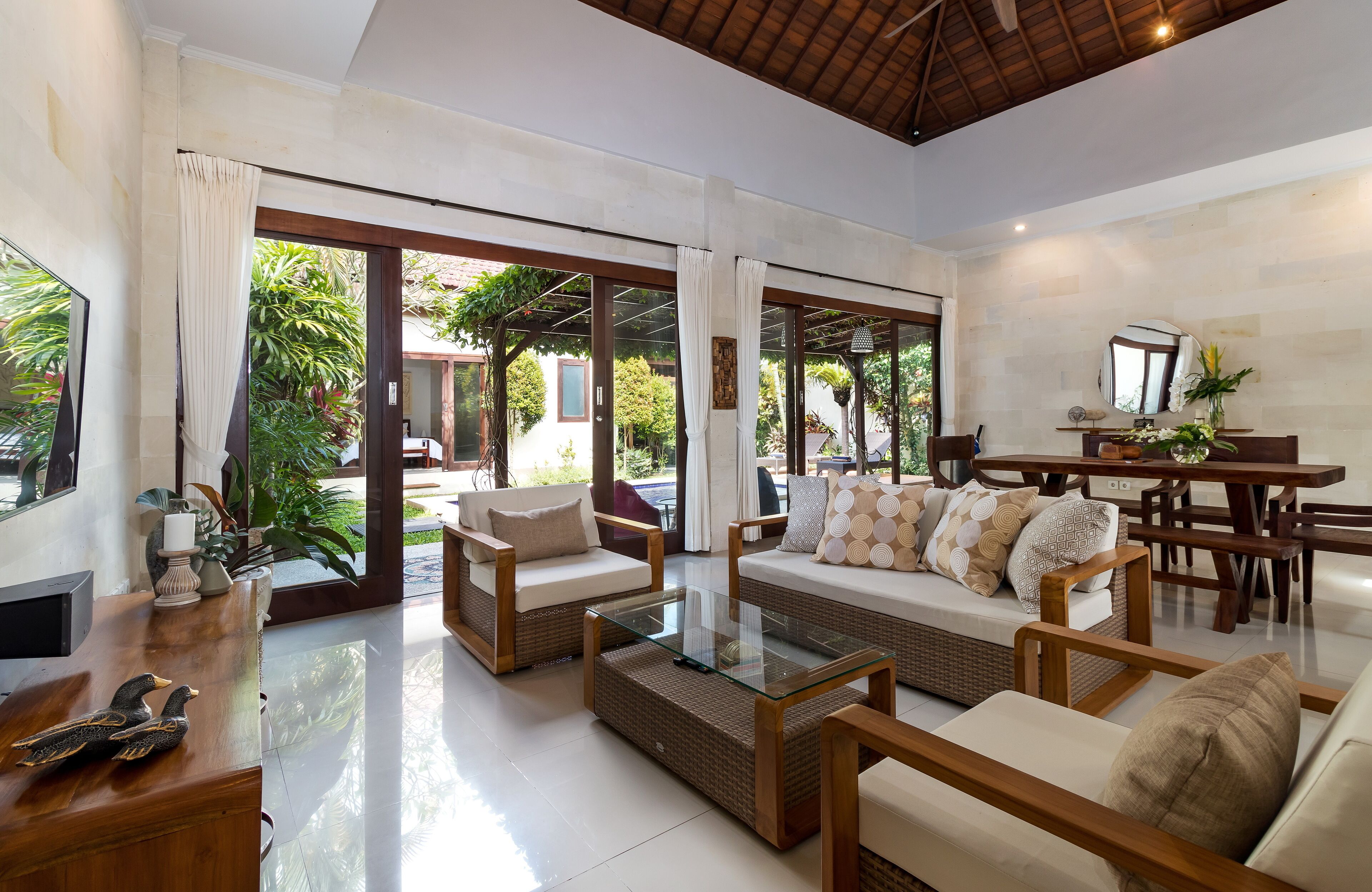 تلفزيون، مشغل دي في دي، مكتبة موسيقى، مكتبة فيديو