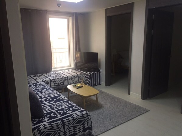 2 bedrooms, WiFi - #1STOP TO DDP #1MIN TO STN. CHEONGGU #BRIGHT&CLEAN (Jung-gu, Seoul)