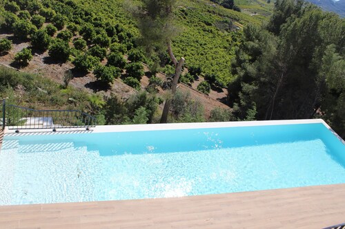 Sehr modern und gut ausgestattete Villa mit 5 Schlafzimmern und 5 Bädern und herrlicher Aussicht.