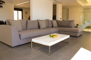 Fernseher, Kamin, Tischtennisplatte