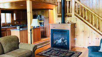 Een smart-tv, een open haard, een dvd-speler en een tafeltennistafel