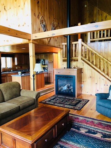 Gorgeous White Mountain Log Home in Franconia - Hike, Bike, Golf, Ski and More!