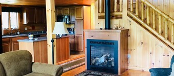 Gorgeous White Mountain Log Home in Franconia - Hike, Bike, Golf, Ski and More!