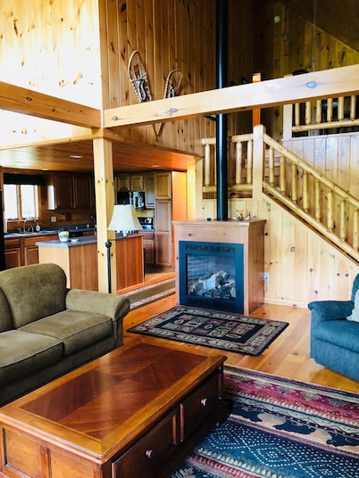 Gorgeous White Mountain Log Home in Franconia - Hike, Bike, Golf, Ski and More!