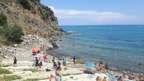 在海滩、沙滩椅