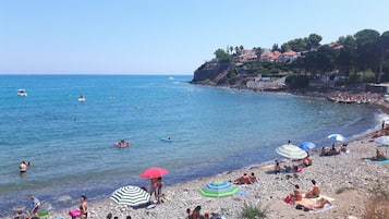 En la playa y camastros