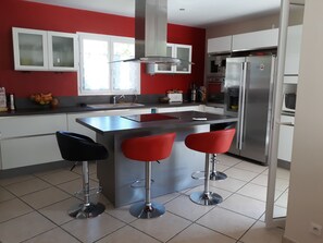 Réfrigérateur, micro-ondes, four, plaque de cuisson