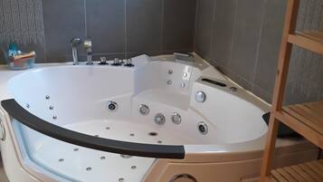 Douche, baignoire Ă jets, serviettes fournies