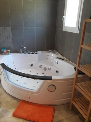 Douche, baignoire à jets, serviettes fournies