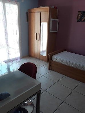 3 bedrooms, desk, iron/ironing board, free WiFi - Superb house to rent with family or friends (Ria-Sirach)