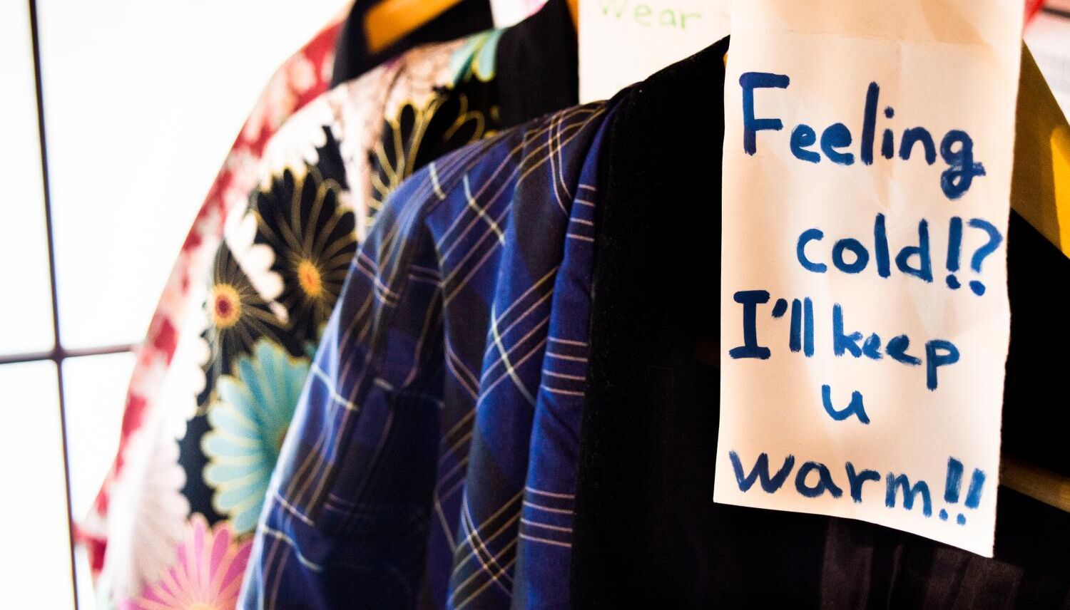 A sign with the text "Feeling cold? I'll keep u warm!!"