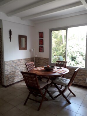 Dining - Charming house with pool in lush greenery (Ligne Paradis)