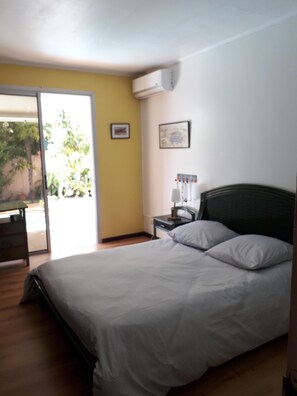 3 bedrooms, iron/ironing board, WiFi, bed sheets - Charming house with pool in lush greenery (Ligne Paradis)