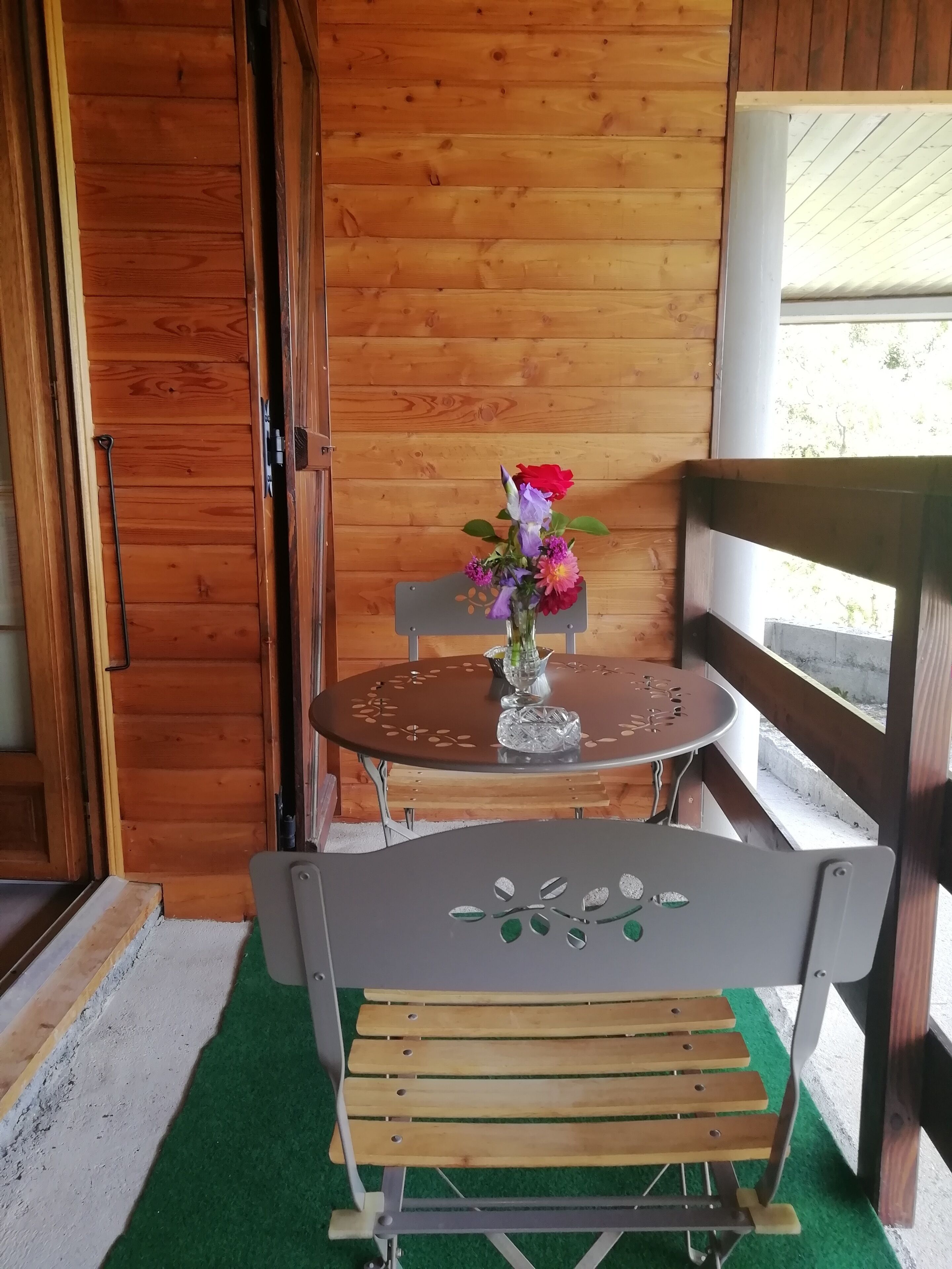 Un interior de madera con una mesa redonda y un banco.