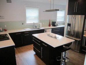 Fridge, microwave, oven, stovetop - Beautiful, Mint, CLEAN, Spacious Inside and Out (Asbury Park)