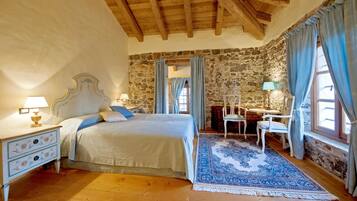 4 bedrooms, desk, iron/ironing board, free WiFi