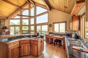 Fridge, microwave, oven, stovetop - Jazzdagen Dutch Retreat - Views, views, views! (Three Rivers)