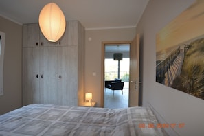 5 chambres, coffres-forts dans les chambres, lit parapluie