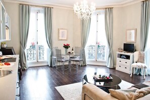 TV, DVD player - Sunlit & Elegant with Balcony - Marais/Montorgueil (Paris)