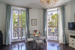 Dining - Sunlit & Elegant with Balcony - Marais/Montorgueil (Paris)