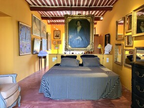 9 habitaciones, tabla de planchar con plancha y cuna de viaje