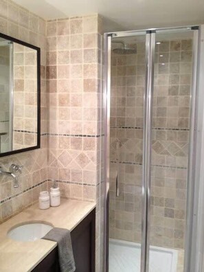 Shower, hair dryer, towels - Le Merlot du Marais - Pompidou (Paris)