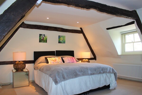 3 多间卧室、办公桌、熨斗/熨衣板、旅行婴儿床