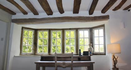 Keskiaikainen hahmomökki Stamfordin keskustassa. Upea ajanjakso ominaisuuksia.