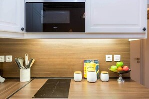 Kjøleskap, mikrobølgeovn, kokeplater og kaffetrakter/tekoker