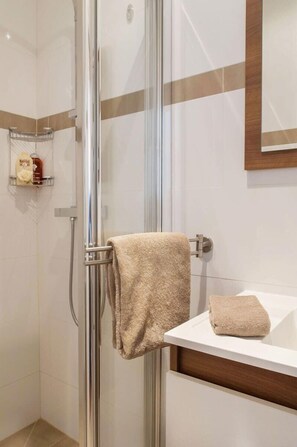 Dusche, Haartrockner, Handtücher, Shampoo