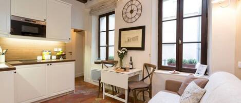 Televisor, reproductor de DVD i oficines