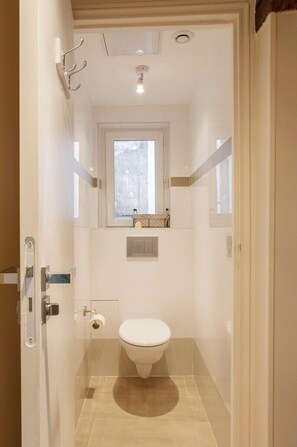 Dusj, hårføner og håndklær