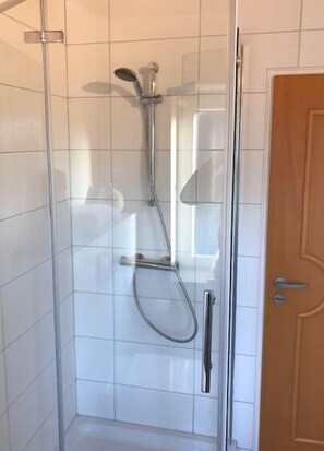 Dusche, Haartrockner, Handtücher, Seife