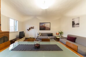 Living area - An authentic florentine apartment for 6 just in front of the David Museum (FIRENZE)