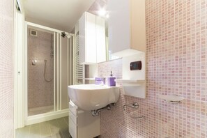 Bathtub, bidet
