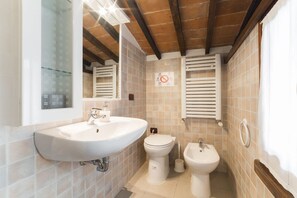 Bathtub, bidet - An authentic florentine apartment for 6 just in front of the David Museum (FIRENZE)