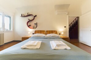 3 bedrooms, WiFi - An authentic florentine apartment for 6 just in front of the David Museum (FIRENZE)