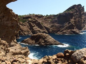 A rocky coastal landscape with cliffs and a clear blue sea. - 40m² T2 apartment with terrace, swimming pool, air conditioning and secure private parking (La Ciotat)