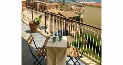 Comfortable apartment with terrace overlooking the sea, near the beach and the city center