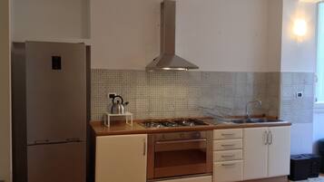 Frigorifero, forno, piano cottura, macchina per tè/caffè