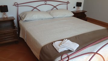 3 camere, una scrivania, ferro/asse da stiro, Wi-Fi