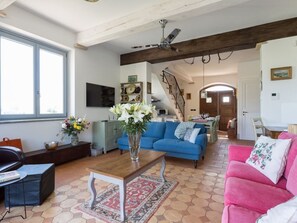 Una televisión, un reproductor estéreo